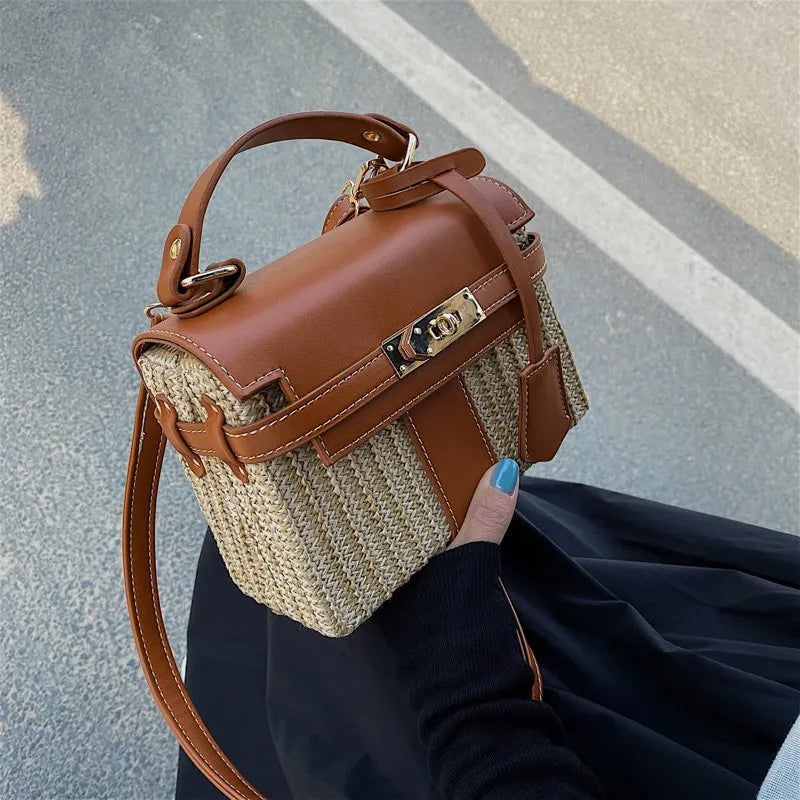 Sac bandoulière carré en raphia et cuir beige, style bohème chic pour l'été
