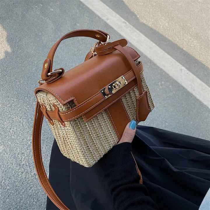 Sac bandoulière carré en raphia et cuir beige, style bohème chic pour l'été