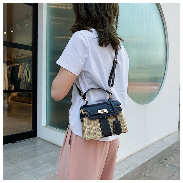 Sac mode femme en raphia tressé, détails et bandoulière en cuir, accessoire tendance été