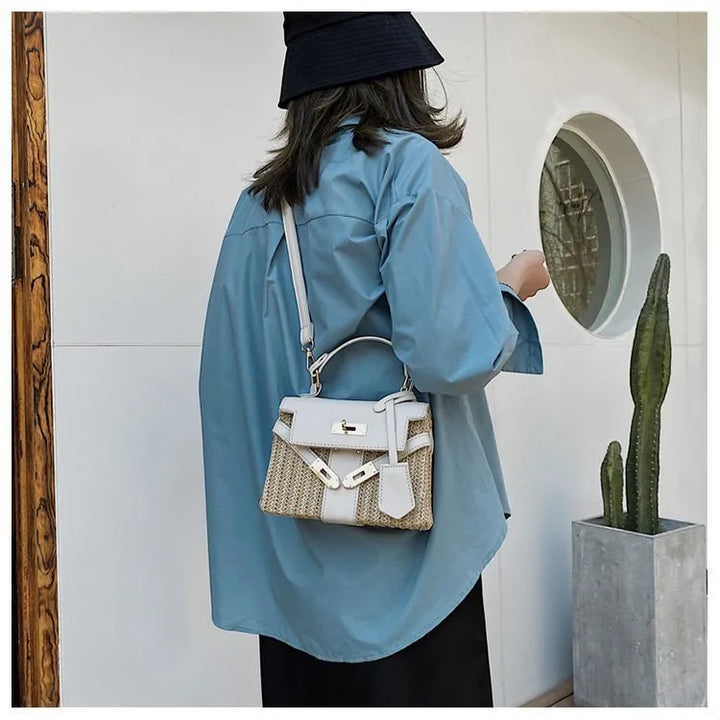 Sac carré en paille de raphia avec anse bandoulière en cuir, chic et fonctionnel pour femmes