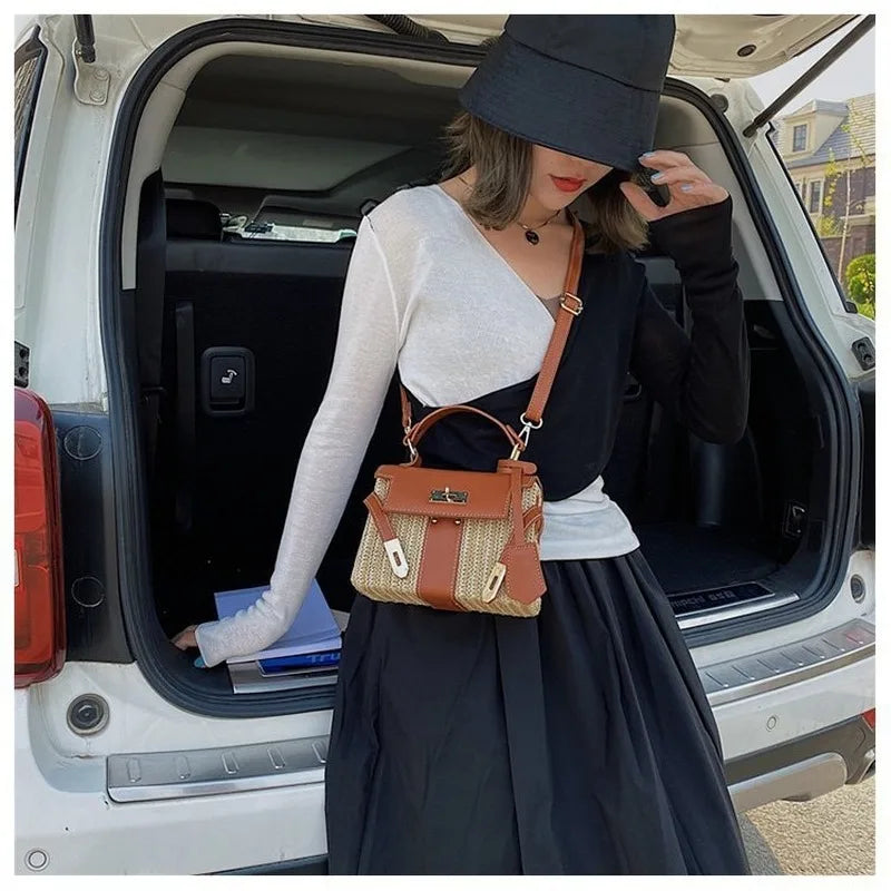 Sac à bandoulière tressé en raphia avec détails en cuir, élégant et tendance