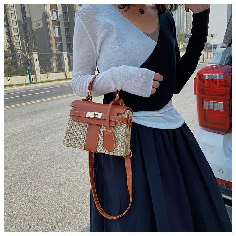 Sac femme carré en paille de raphia, bandoulière réglable en cuir, look estival mode