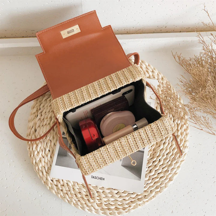 Sac en raphia naturel et cuir marron, forme carrée, parfait pour un style bohème d'été