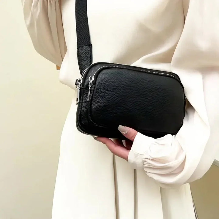 Sac bandoulière carré femme en cuir noir, élégant et compact, parfait pour le quotidien.