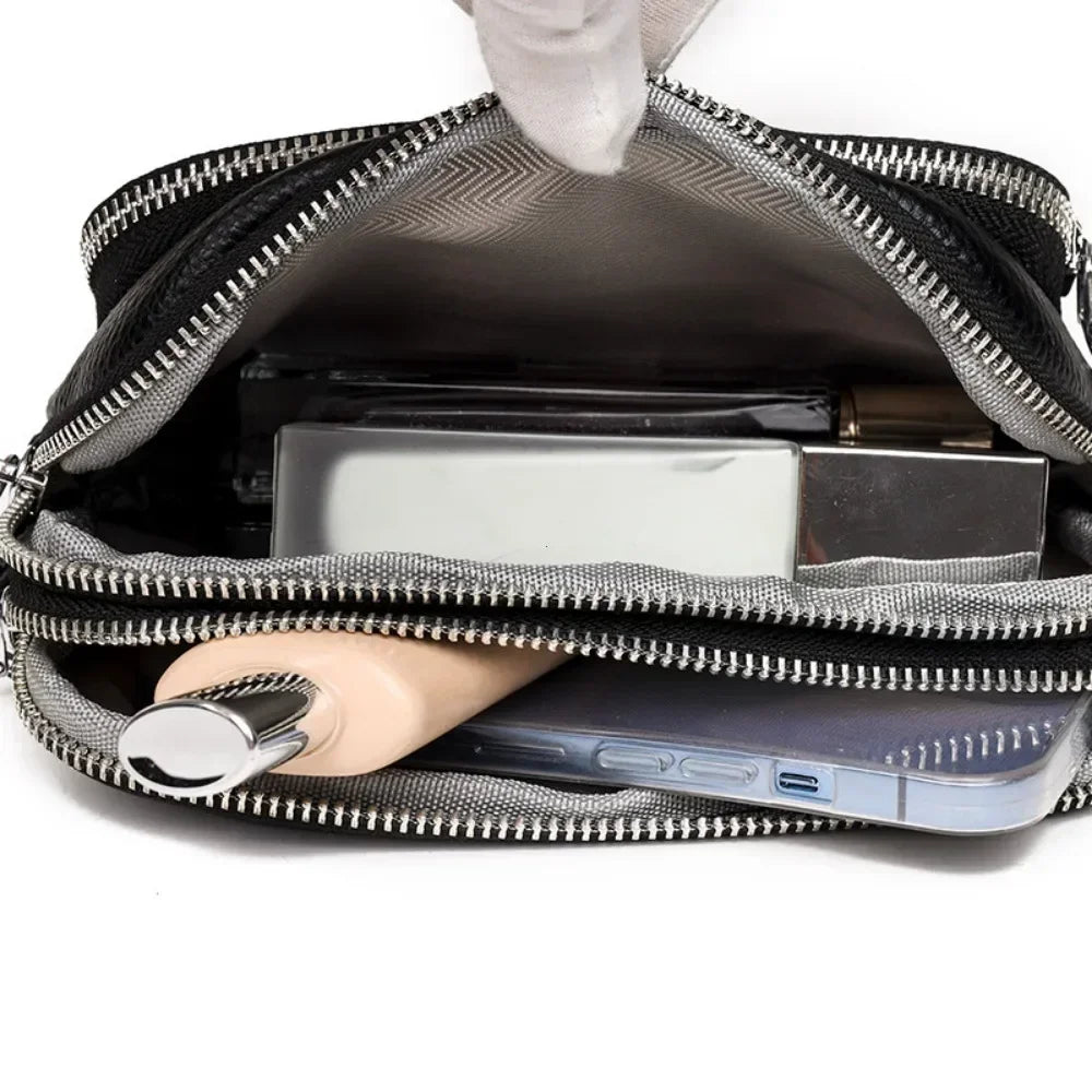 Sac bandoulière femme carré en cuir marron clair, accessoire de mode élégant et versatile.