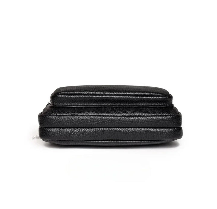 Sac bandoulière carré femme en cuir, détails soignés, accessoire mode compact et élégant.
