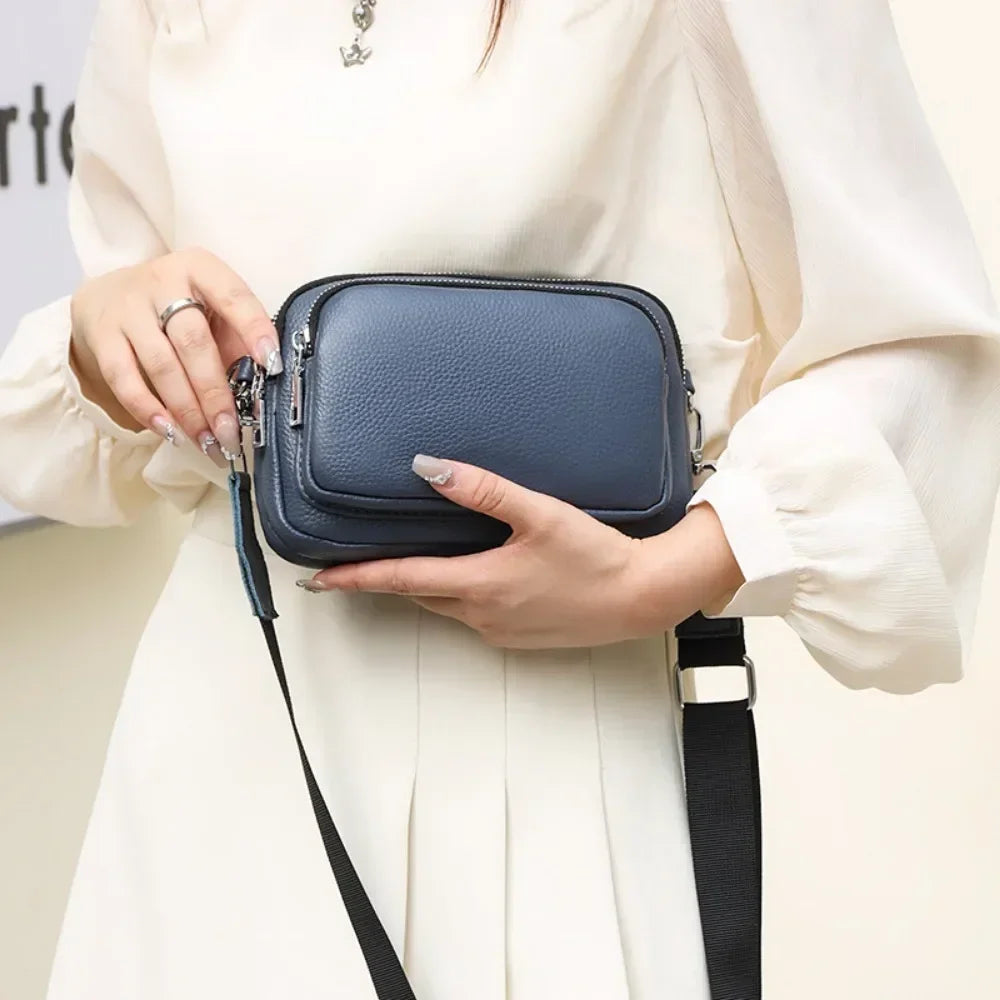 Sac bandoulière carré bleu pour femme, en cuir, compact et stylé, idéal pour la mode.