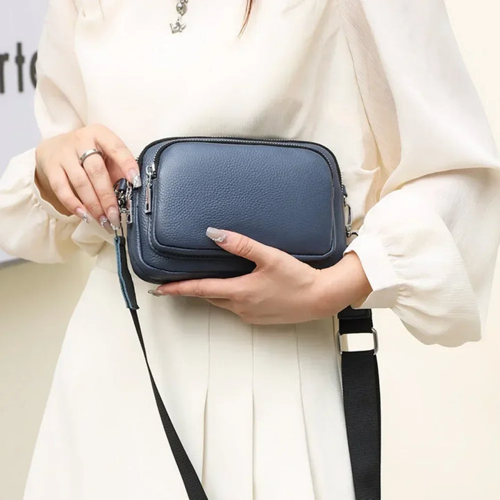 Sac bandoulière carré bleu pour femme, en cuir, compact et stylé, idéal pour la mode.