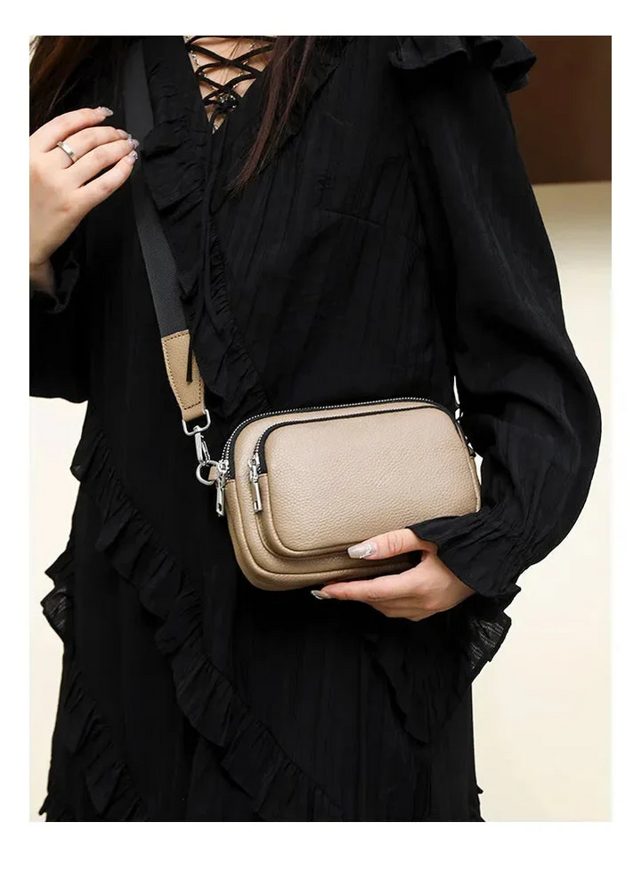Sac à bandoulière femme carré en cuir, design compact, élégant et fonctionnel.