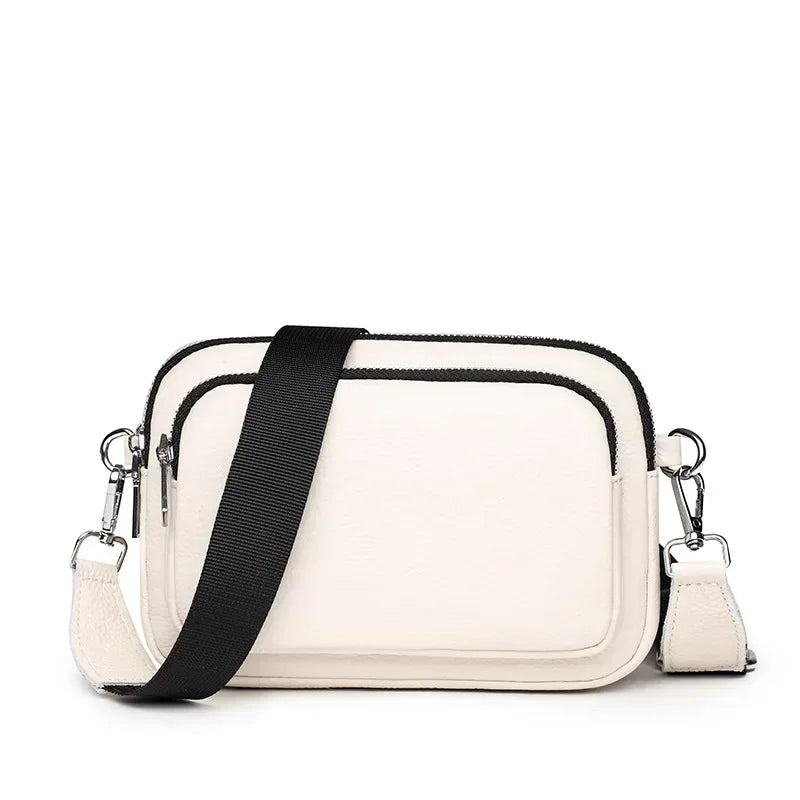 Sac bandoulière femme en cuir, carré et compact, idéal pour un look quotidien chic.