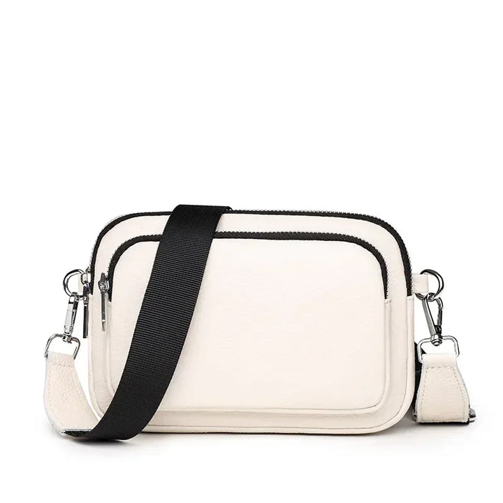 Sac bandoulière femme en cuir, carré et compact, idéal pour un look quotidien chic.