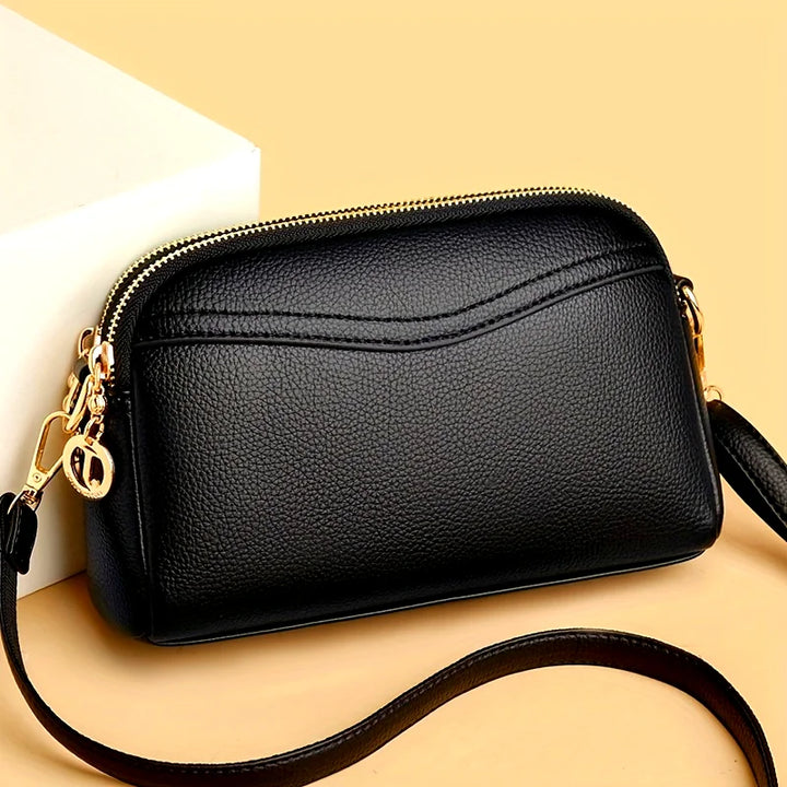 Pochette noire carrée avec lanière, un accessoire de mode chic et polyvalent pour femmes