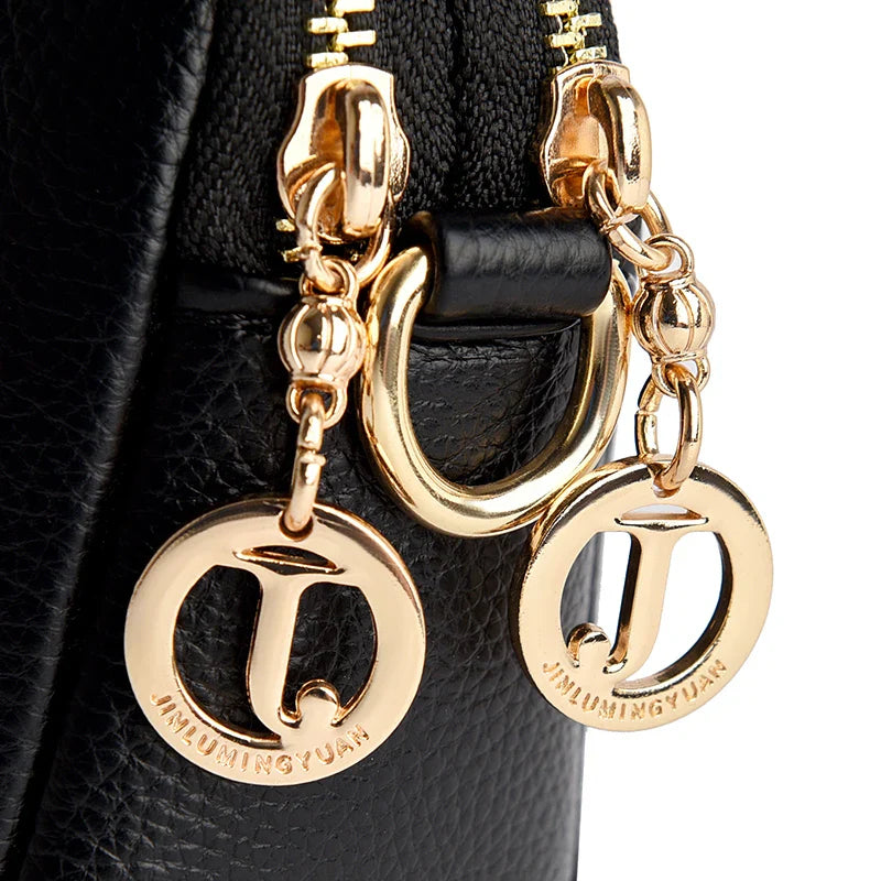 Accessoire femme: sac à bandoulière noir carré, idéal pour un look chic au quotidien