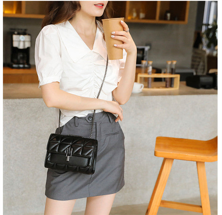 Accessoire de mode: sac à main bandoulière carré noir mat, idéal pour toute occasion