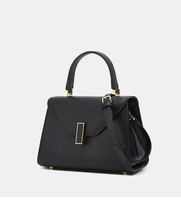 Gros plan sur la texture du sac femme Catalina en cuir synthétique, montrant la qualité du matériau.