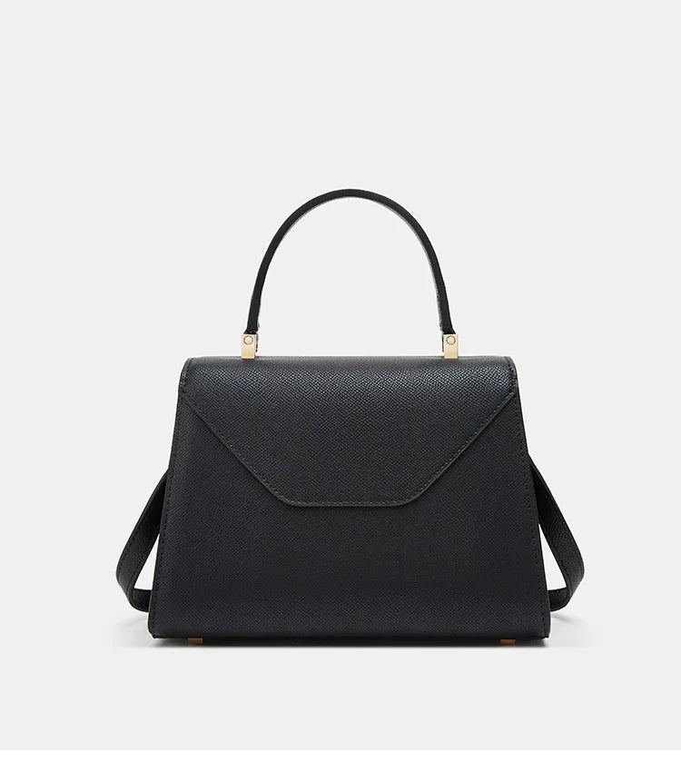 Sac Catalina avec sa bandoulière ajustable, porté épaule, démontrant sa polyvalence pour femme.