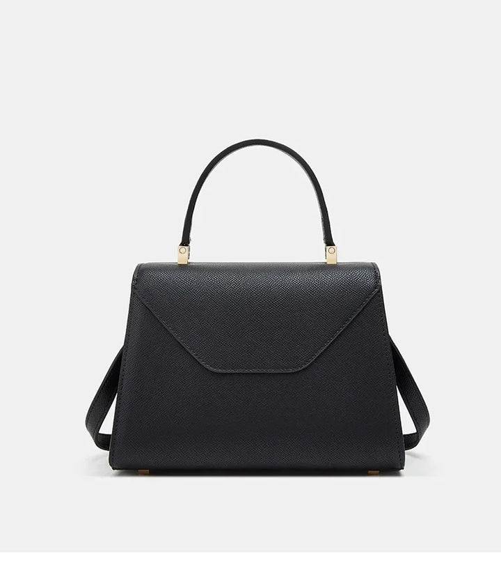 Sac Catalina avec sa bandoulière ajustable, porté épaule, démontrant sa polyvalence pour femme.