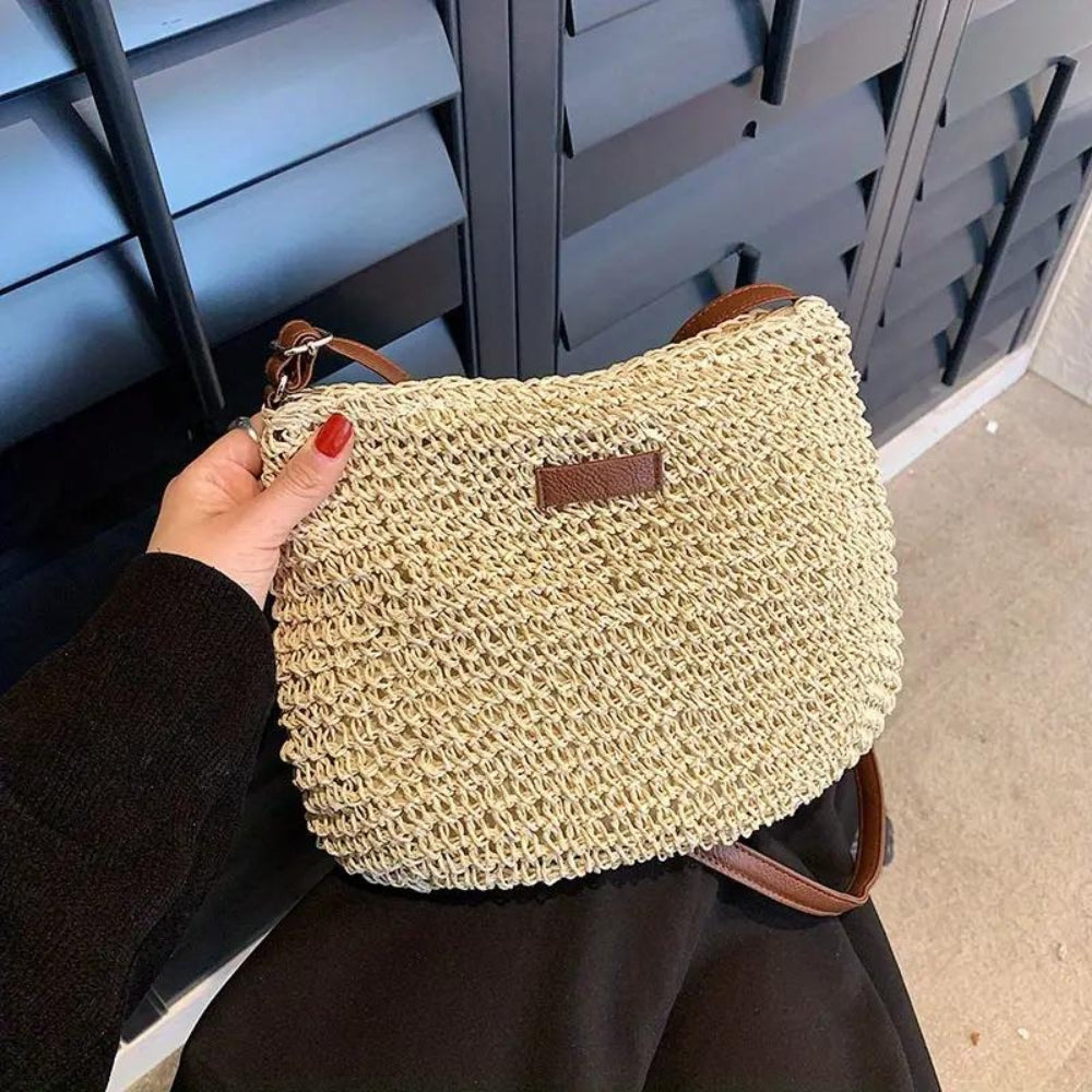 Bandoulière femme chic en paille tressée, finitions en cuir végan sophistiquées.