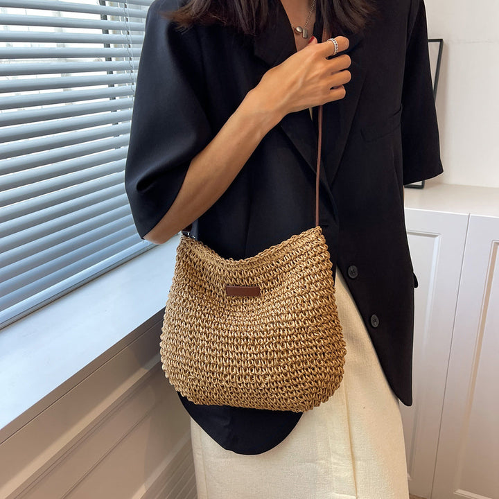 Accessoire de mode féminin, sac bandoulière paille et cuir végan polyvalent.
