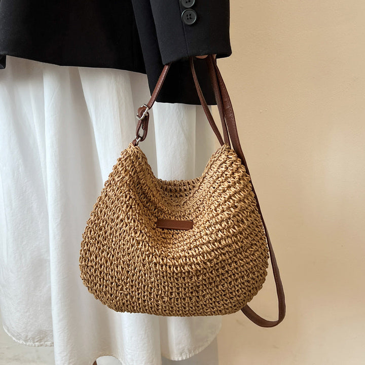 Sac en paille chic pour femme, détails en cuir végan, pour un style d'été.