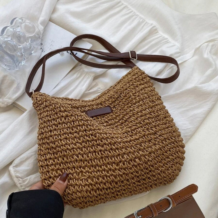 Design unique : sac bandoulière paille naturelle et cuir végan, pour femme.
