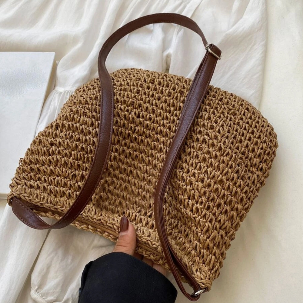 Sac d'épaule femme, paille tressée, anse et détails en cuir végan élégants.