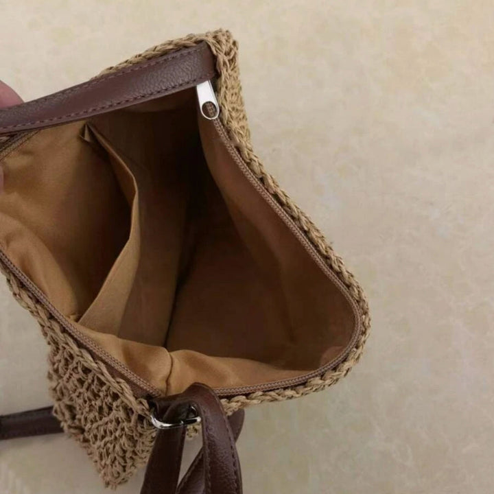 Look d'été chic : sac bandoulière femme en paille et cuir végan tendance.