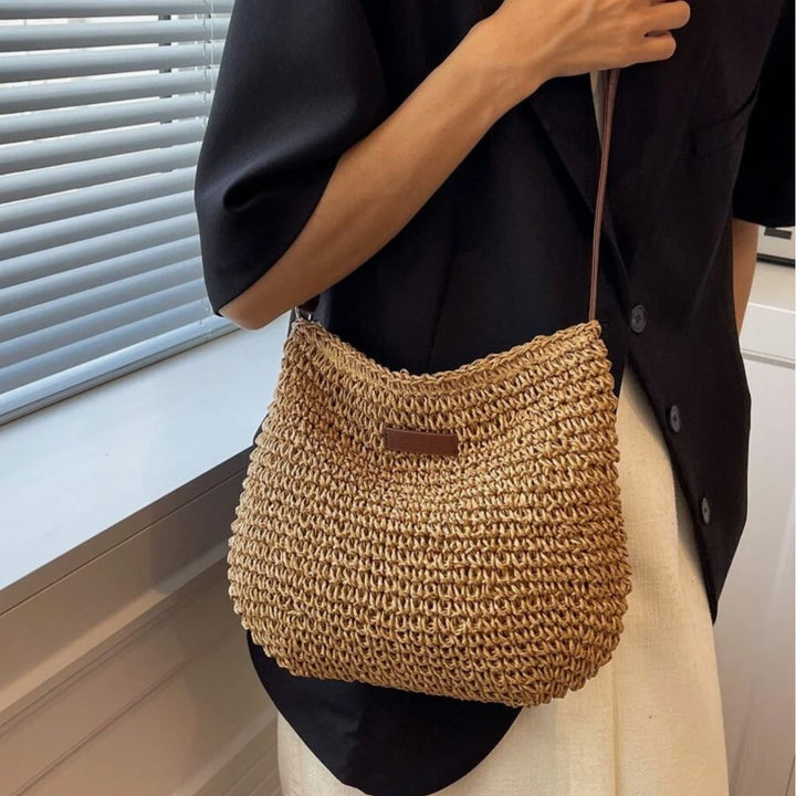 Sac femme, paille et cuir végan, accessoire mode essentiel et élégant.