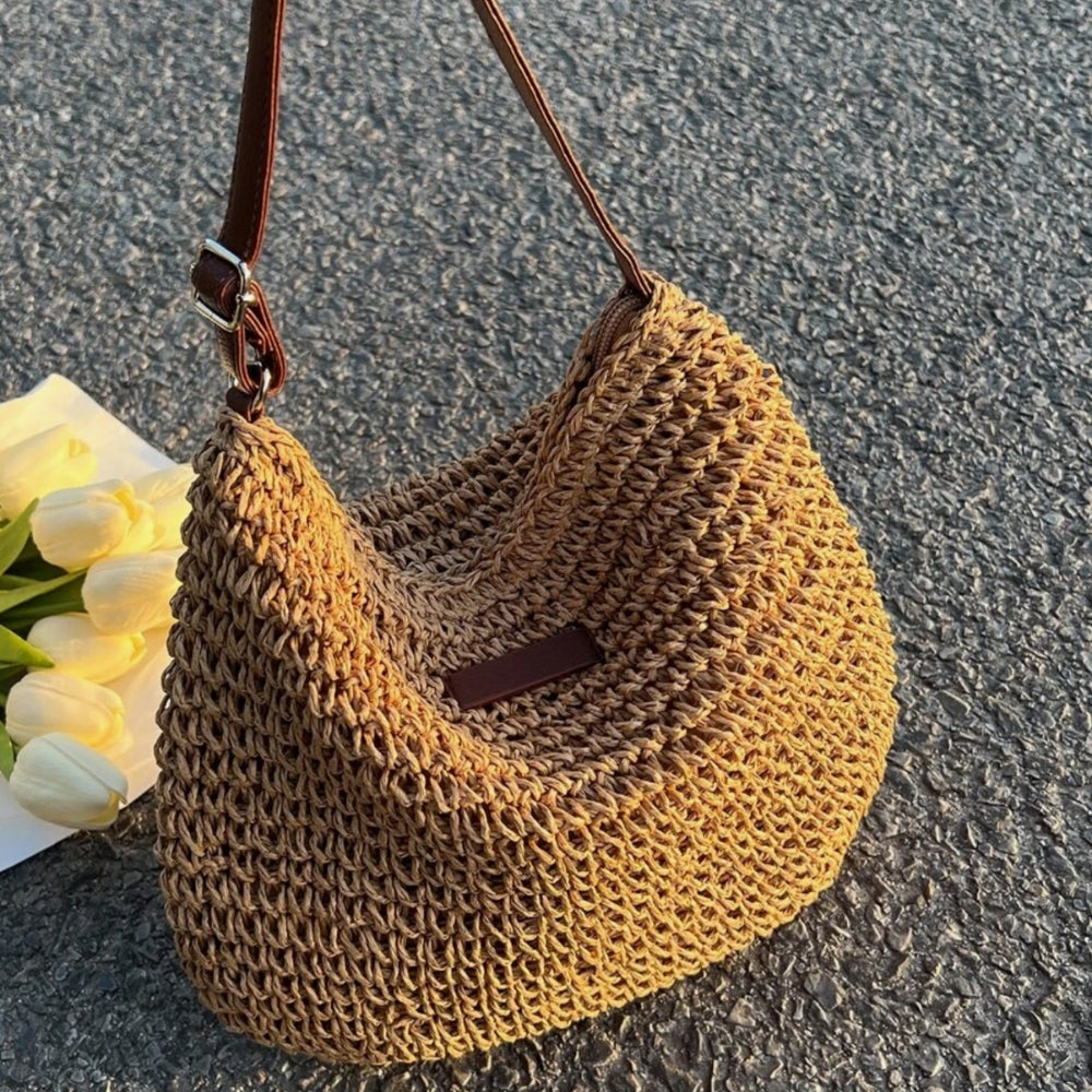 Sac bandoulière en paille pour femme, look chic décontracté d'été.