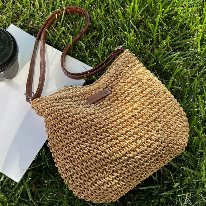 Élégant sac bandoulière en paille et cuir végan, accessoire mode pour femme.
