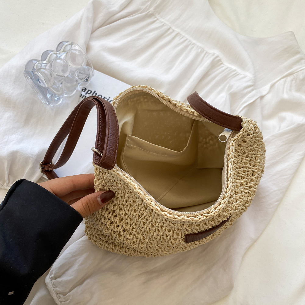 Sac bandoulière d'été, paille tressée et cuir végan, look moderne femme.