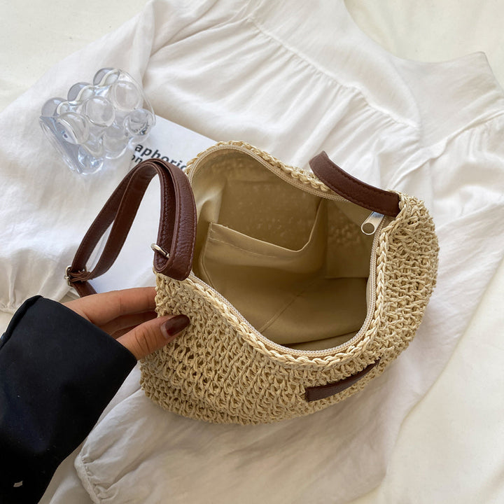 Sac bandoulière d'été, paille tressée et cuir végan, look moderne femme.