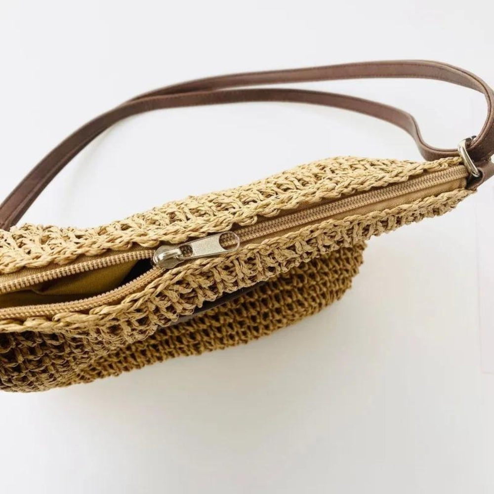 Accessoire femme élégant : sac en paille, bandoulière et finitions cuir végan.