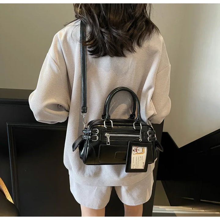 Sac bandoulière chic femme en similicuir, élégant et pratique pour usage quotidien.