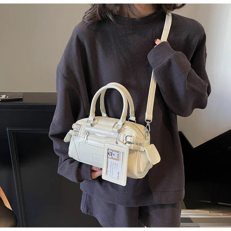 Petit sac à main noir élégant en similicuir, bandoulière femme mode, accessoire pratique.