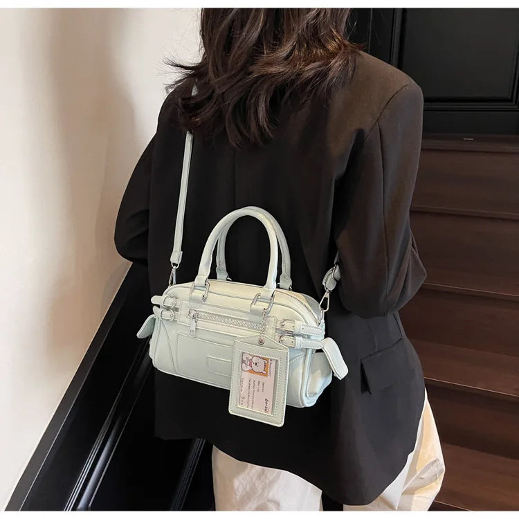 Sac bandoulière crème chic en similicuir, petit sac femme pratique et élégant pour toutes occasions.