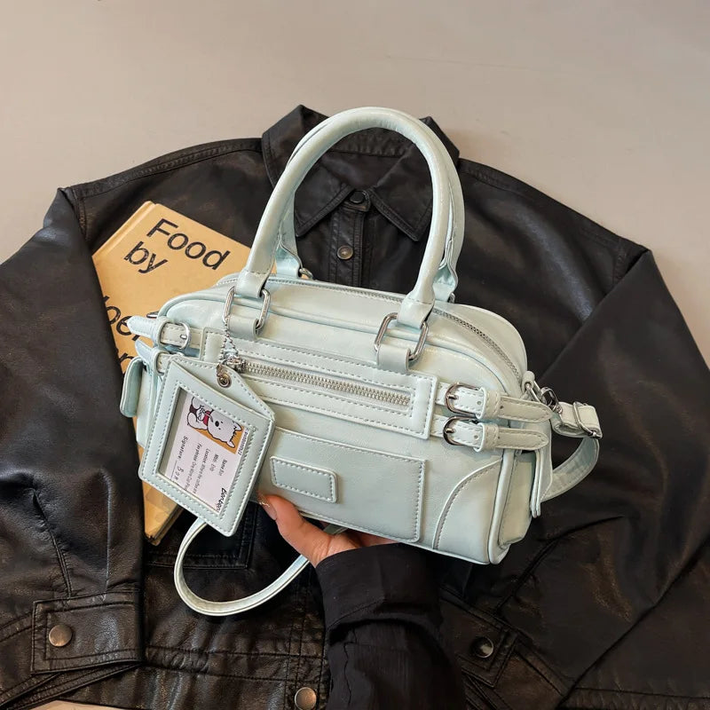 Petit sac bandoulière bleu femme, chic et pratique en similicuir, accessoire mode élégant.