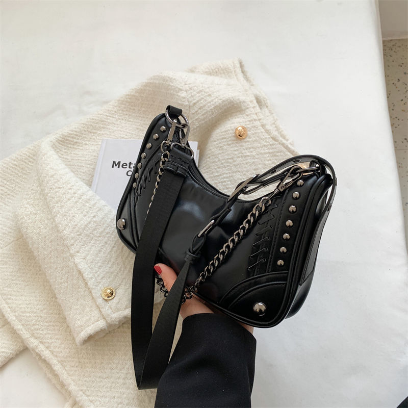 Sac bandoulière clouté noir pour femme, style audacieux et urbain. Besace chic en PU, accessoire tendance.