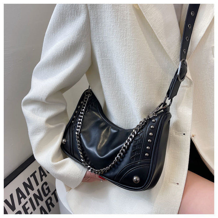 Sac bandoulière femme noir clouté, allure audacieuse et moderne. Accessoire de mode urbain, chic et rebelle.