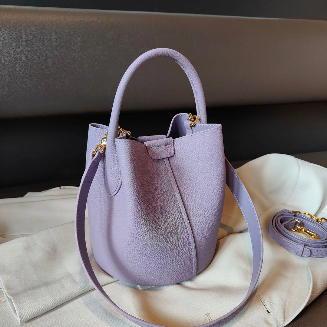 Sac bandoulière de luxe en cuir grainé pour femme, élégant et chic, un accessoire mode polyvalent.