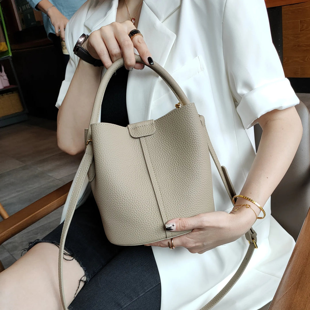 Sac bandoulière femme polyvalent en cuir, avec anse robuste et bandoulière amovible.
