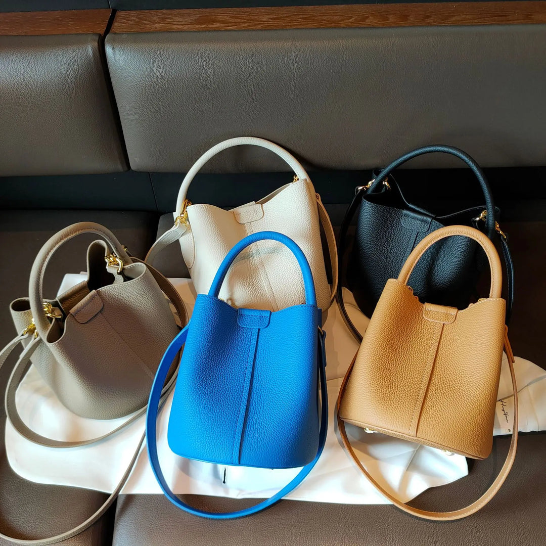 Sac à main en cuir grainé, design intemporel, pour une femme élégante et sophistiquée au quotidien.