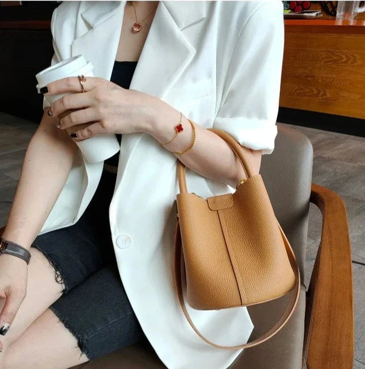 Femme portant un sac bandoulière en cuir chic, accessoire mode idéal pour le quotidien et les sorties.