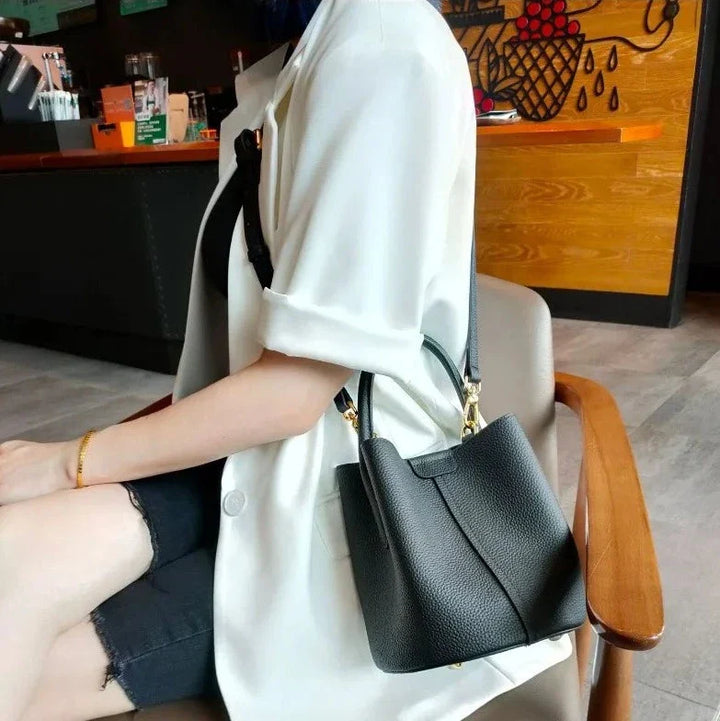 Sac bandoulière cuir femme vue de côté, montrant son design élégant, sa structure et sa forme.