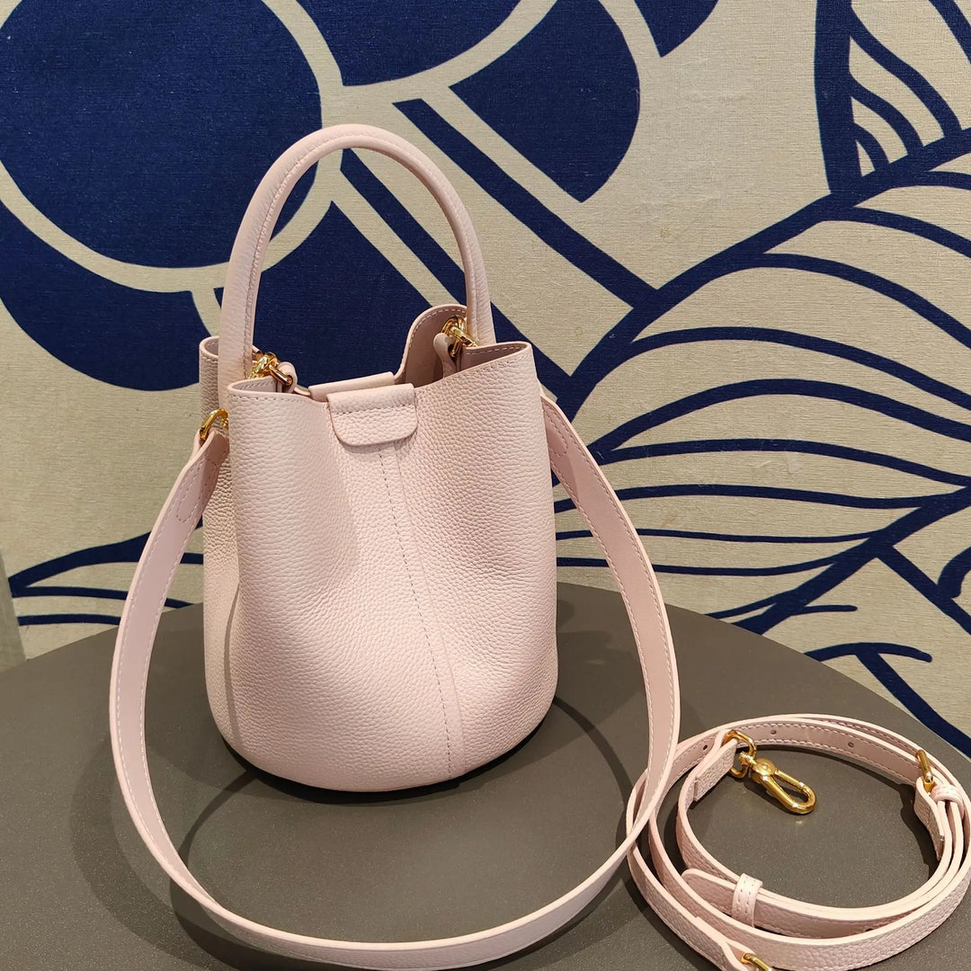 Sac en cuir de luxe pour femme, fabriqué avec des matériaux de qualité supérieure, élégance durable.