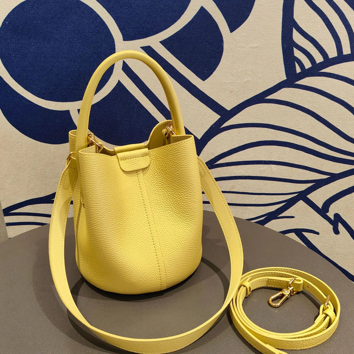 Idée cadeau femme, sac bandoulière en cuir grainé, un accessoire mode luxueux, chic et pratique.