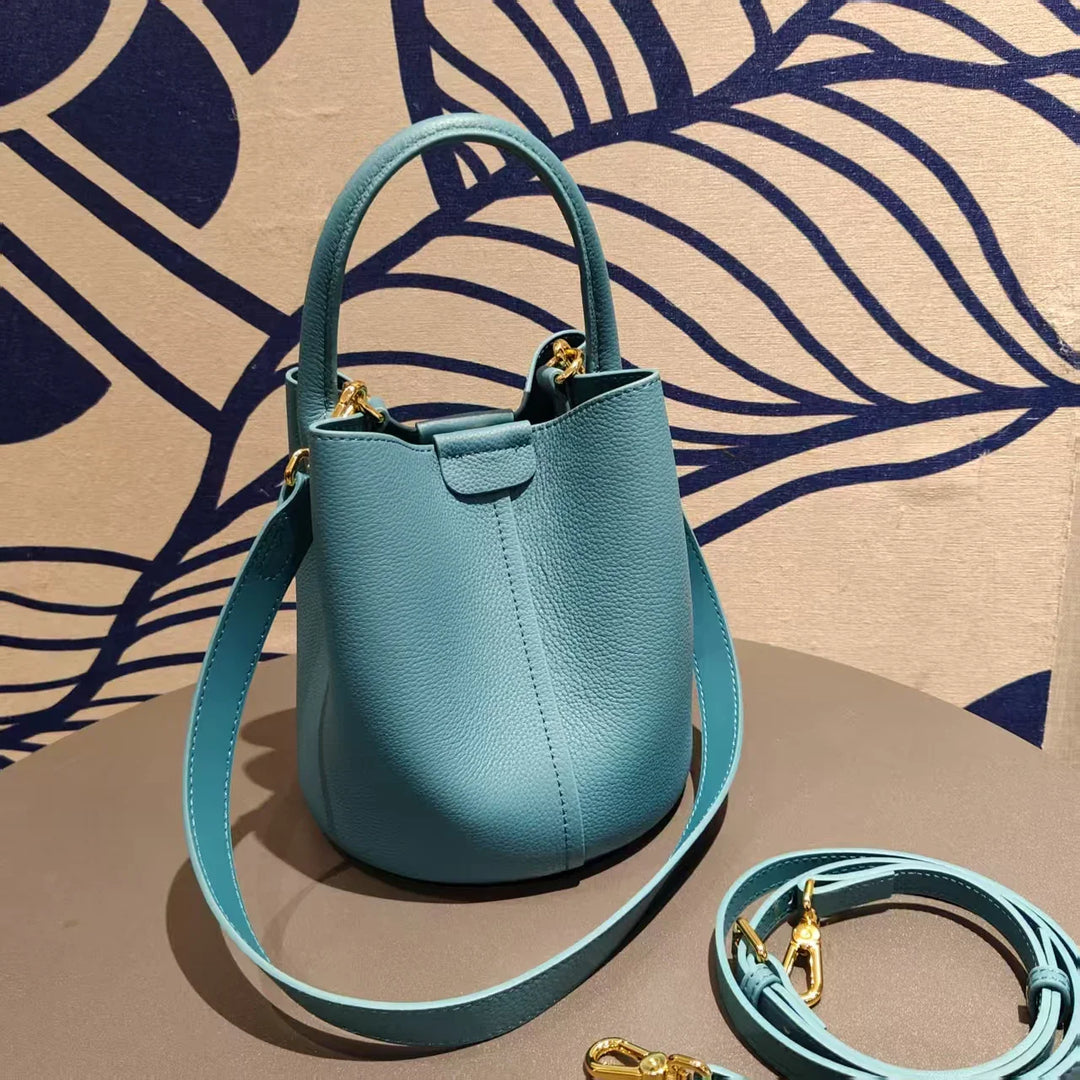 Sac seau en cuir, accessoire mode indispensable pour un look sophistiqué, chic et moderne.