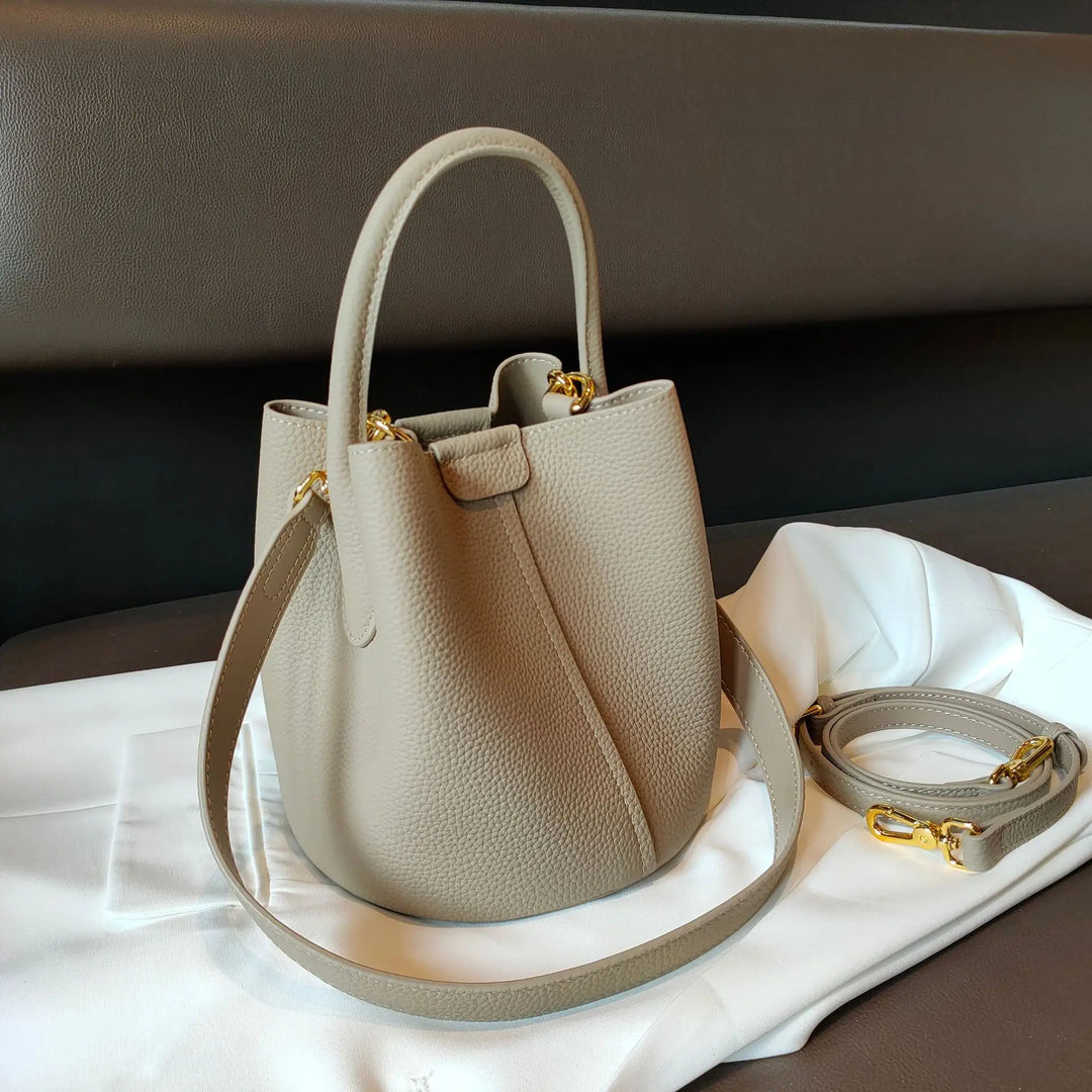 Sac à main en cuir grainé, accessoire de mode élégant et polyvalent pour femme.