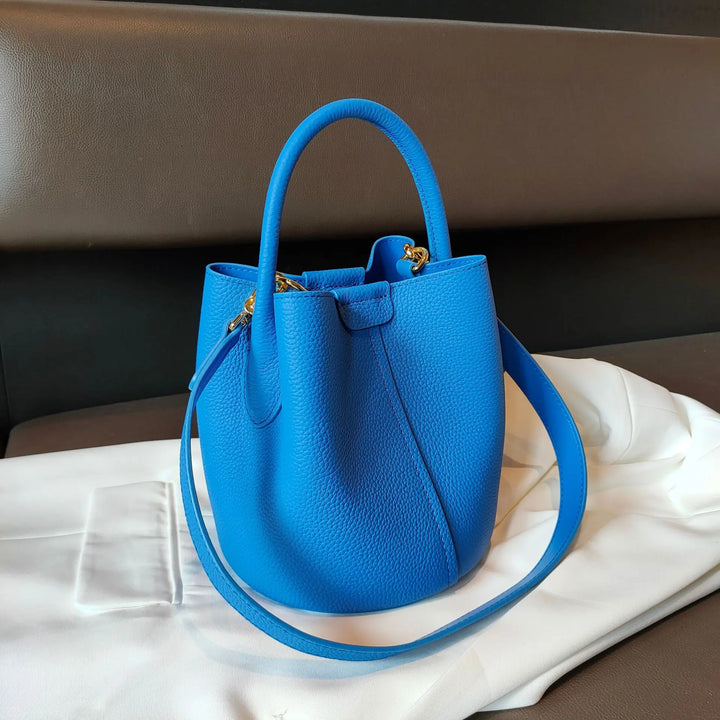 Sac bandoulière femme, parfait pour l'élégance quotidienne, en cuir de luxe et chic.