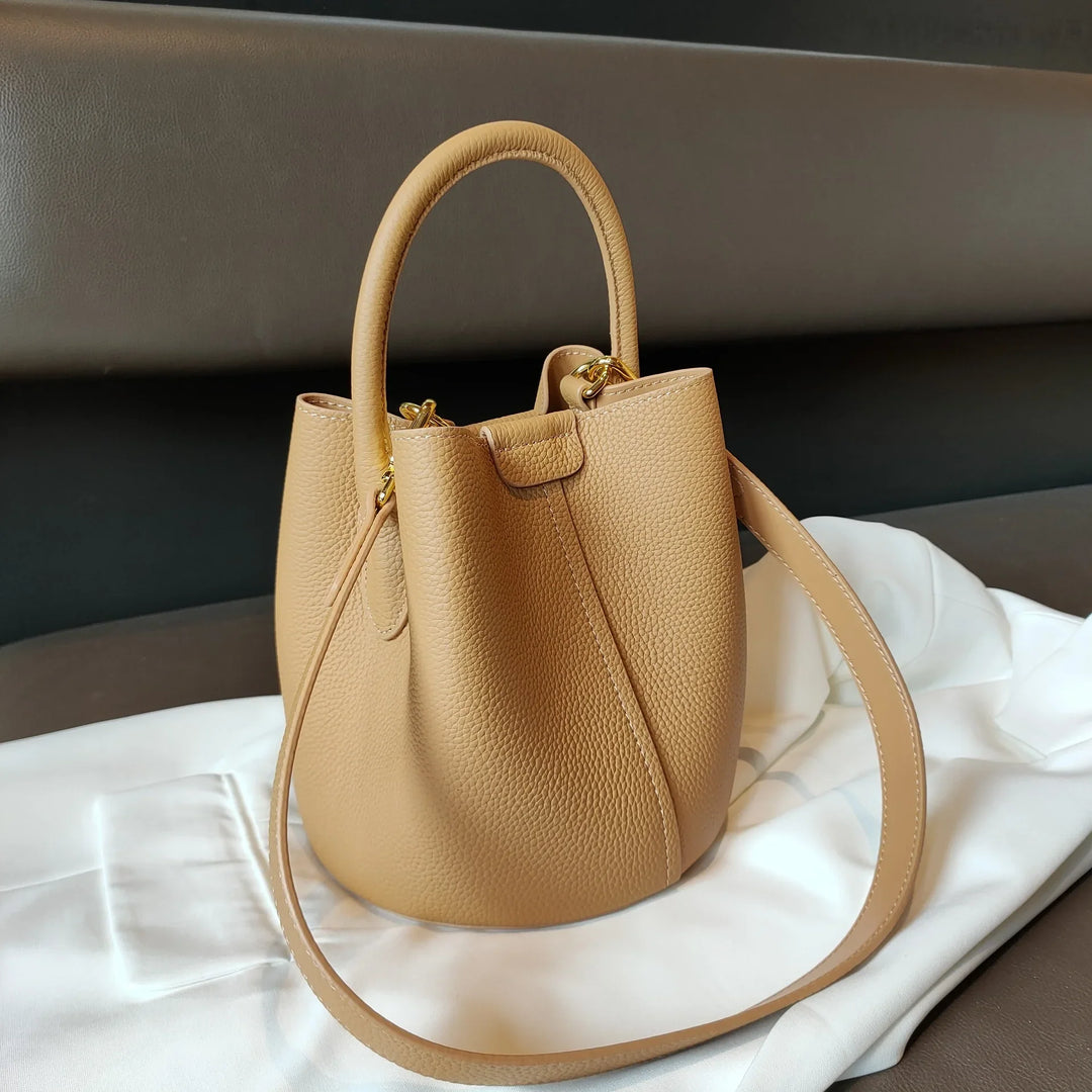 Sac cuir chic femme, style seau, avec détails raffinés, bandoulière réglable et amovible.